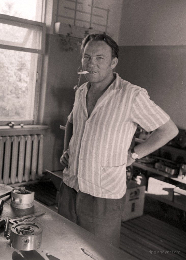 М.Ю. Коленцев в мастерской